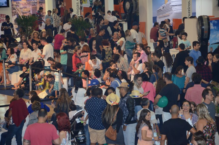 Visitantes invadem centro de convenes em Santos atrs das melhores ofertas