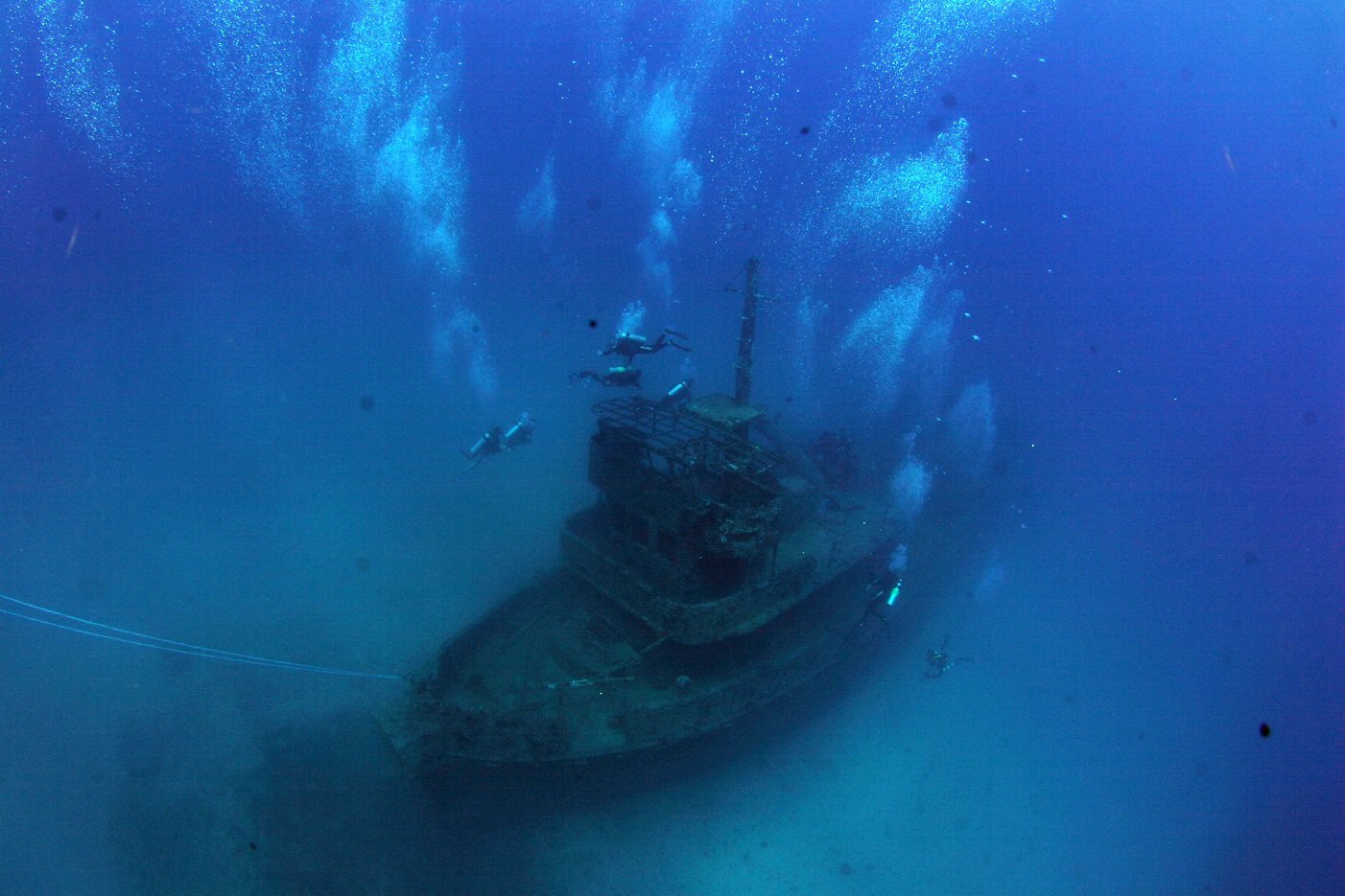 Mergulho autnomo permite explorar navios afundados a mais de 32 metros de profundidade
