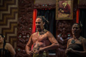 O Haka, dana Maori que era realizada antes da guerra para intimidar os oponentes ou em ocasies especiais. Os movimentos e a intensidade impressionam
