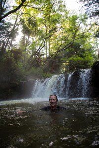 Banho em Kerosene Creek, uma cachoeira com gua quente que pode chegar a 30C