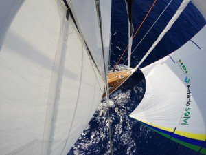 Com mar tranquilo e vento a favor, o veleiro Kat navega pelo Oceano Pacfico.