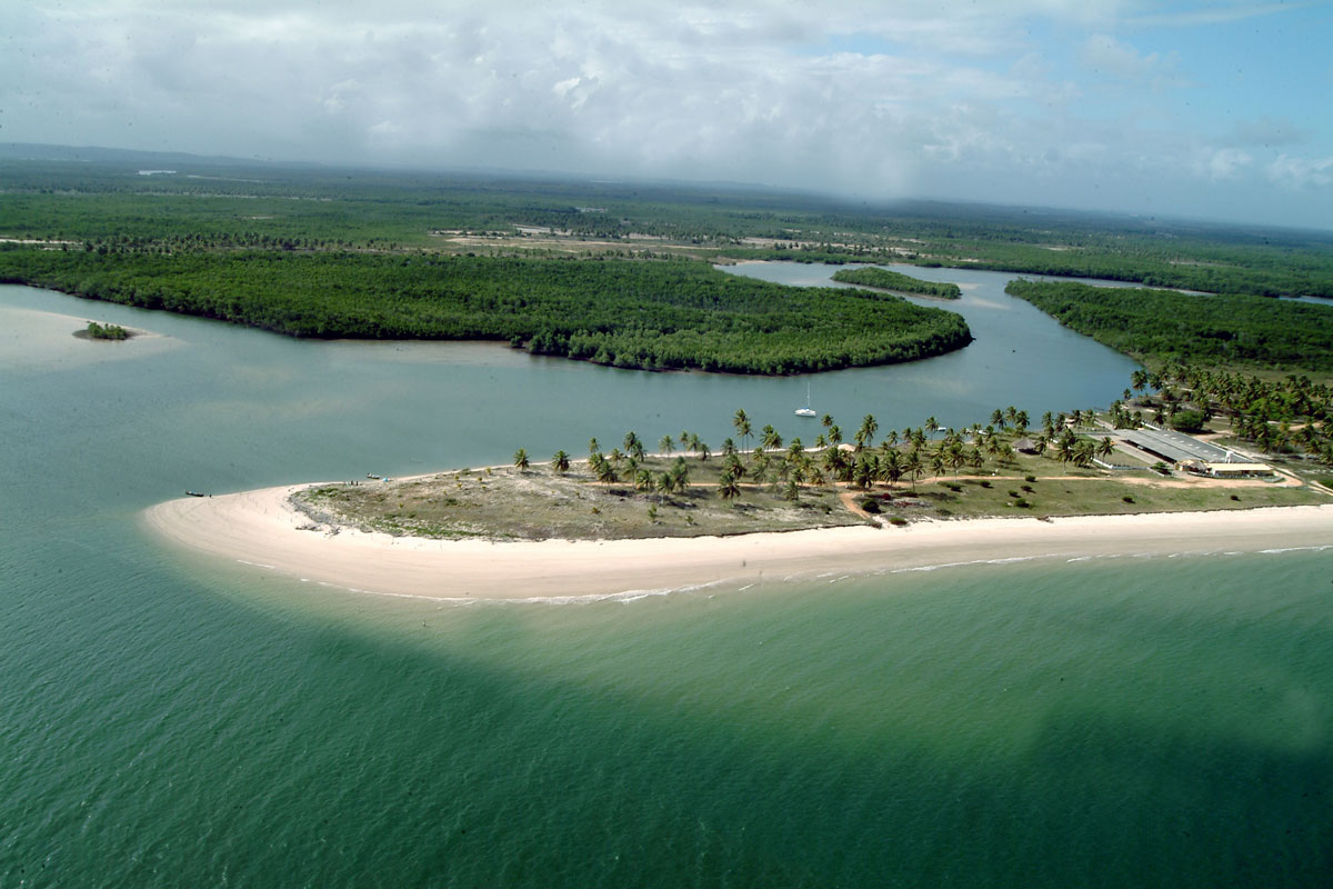 PRAIA DO SACO (SE): Esse destino fica a 50 km de Aracaju, no litoral de Sergipe, A regio  formada por dunas de areia dourada, cercadas por coqueirais que compem o pontal que abriga a praia (foto: Turismo Sergipe/Divulgao)
