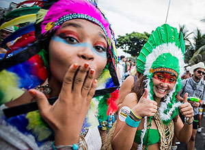 Folies pulam carnaval no bloco da Banda de Ipanema no Rio de Janeiro 