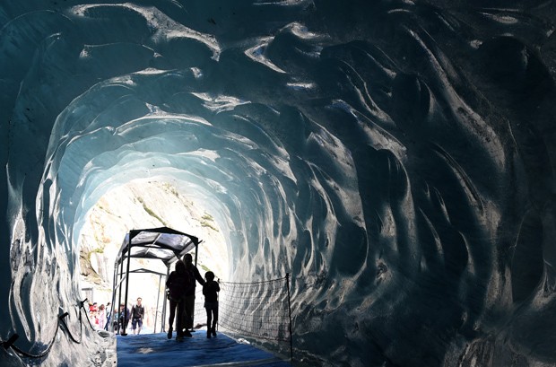 Pessoas visitam a Caverna de Gelo, no Mont Blanc, na França (Foto: AFP Photo/Philippe Desmazes)