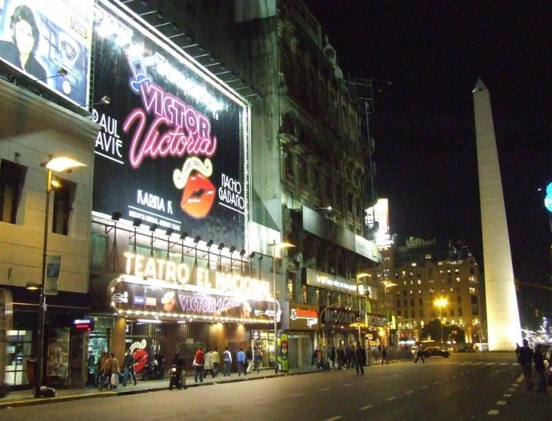 Avenida Corrientes, famosa por sua dezena de teatros e seus luminosos 