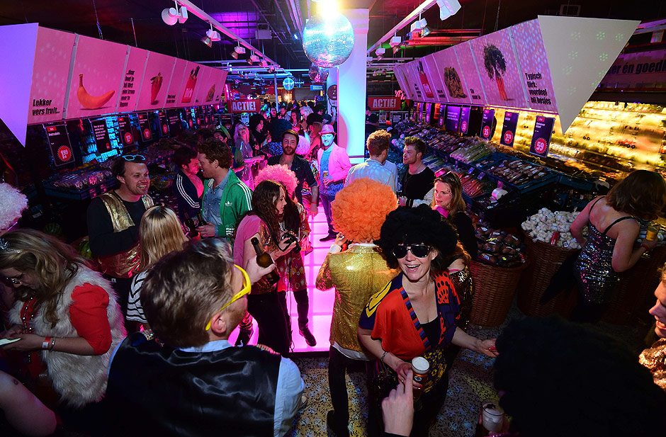 Supermercados so transformados em clubes noturnos aps o horrio comercial em Amsterd, na Holanda