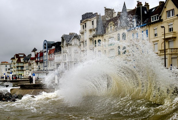 Onda atinge costa da comuna de  Wimereux, no norte da França  (Foto: AFP Photo/Philippe Huguen)