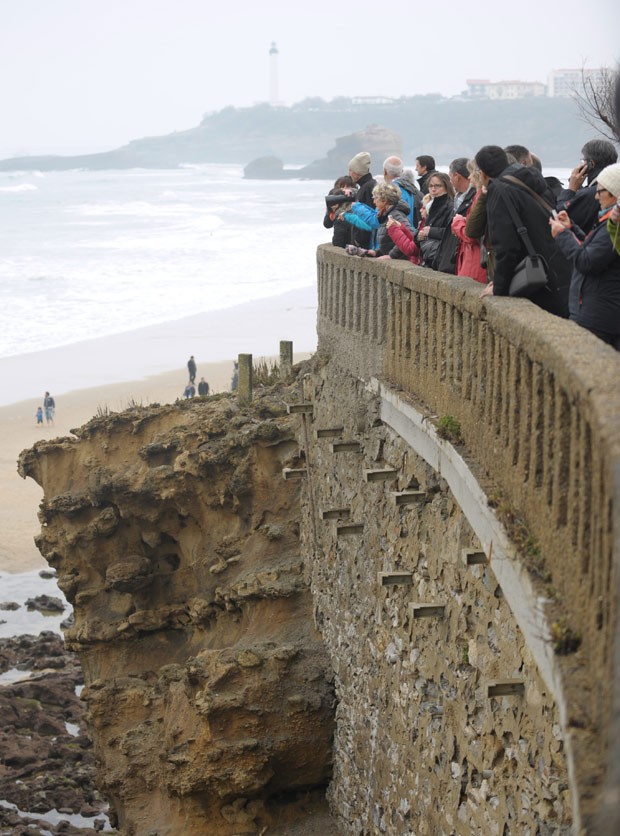   Visitantes se reúnem na costa da cidade de Biarritz para observar a maré do século neste sábado  (Foto: AFP Photo/Gaizka Iroz)
