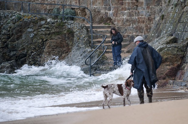  Pessoas vão à praia da cidade de Saint-Malo para ver as ondas da maré do século (Foto:  AFP Photo/Guillaume Souvant)