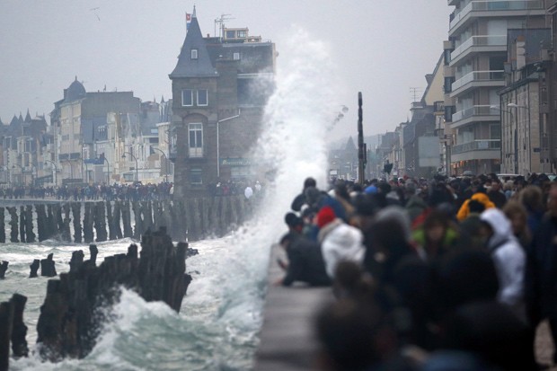 Pessoas se reúnem para ver a maré em Saint Malo  (Foto: Reuters/Stephane Mahe)
