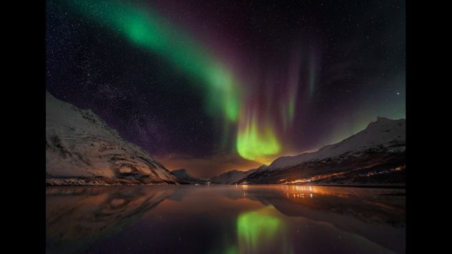 A aurora boreal sobre a Laksvatn Fjord, Noruega