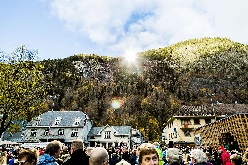 Cidade norueguesa de Rjukan  famosa por espelhos nas montanhas que garantem luz do sol