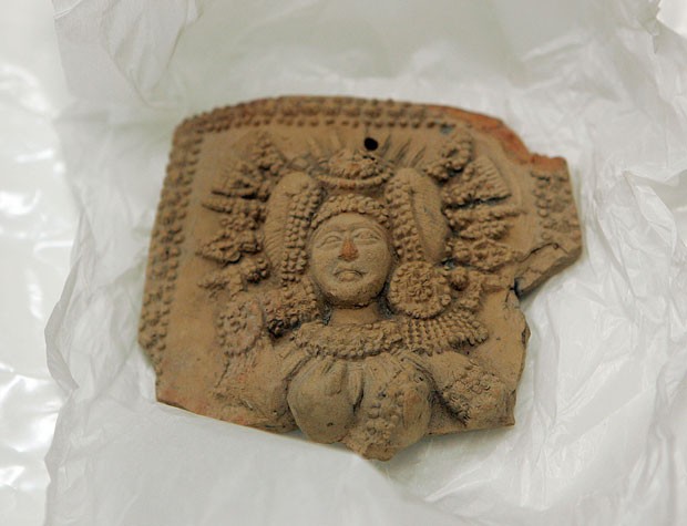 Um dos objetos antigos que supostamente foram roubados na Índia e foram parar no Museu de Arte de Honolulu (Foto: Caleb Jones/AP)