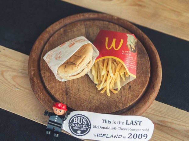 Hambúrguer do McDonalds vendido em 2009 está exposto na Islândia; rede fechou restaurantes no país após crise econômica (Foto: Reprodução/Facebook/Reykjavik Bus Hostel)