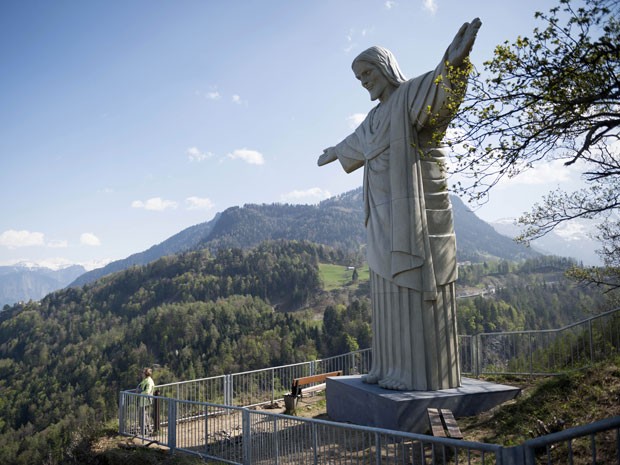 A estátua 'Cristo', inspirada no Cristo Redentor do Corcovado, foi colocada na cidade de Bad Ragaz, na Suíça, para um evento de arte (Foto: Gian Ehrenzeller/Keystone via AP)