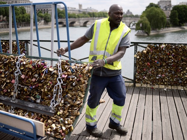 Milhares de cadeados do amor so retirados de ponte de Paris