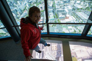 Helosa Schurmann aproveita a vista da Sky Tower, em Auckland, a estrutura mais alta do Hemisfrio Sul, com 328 metros de altura