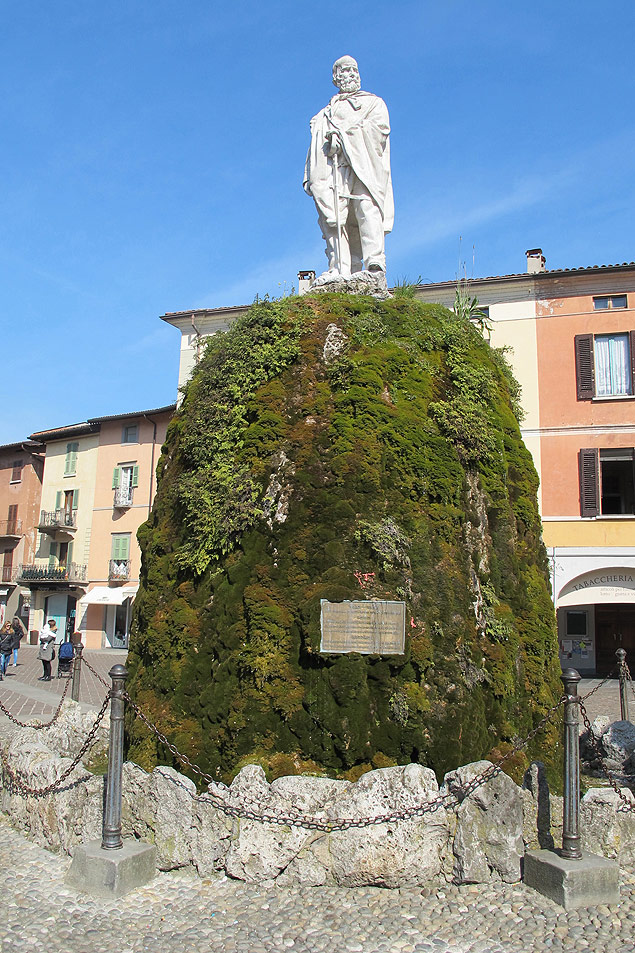 Primeira esttua de Giuseppe Garibaldi, de 1883, fica na praa central da pequena Iseo, prxima a Milo