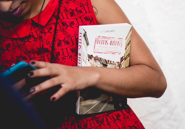 Aline com o livro na mão, no dia do lançamento (Foto: Diego Padilha/I Hate Flash/Divulgação)