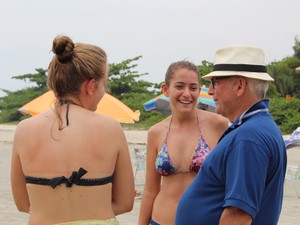Médico veio com as filhas aproveitar a praia de Guaratuba (Foto: Mariane Rossi/G1)