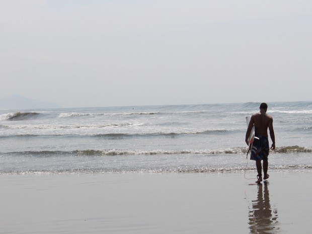 Surfista na praia de Itaguaré, SP (Foto: Mariane Rossi/G1)