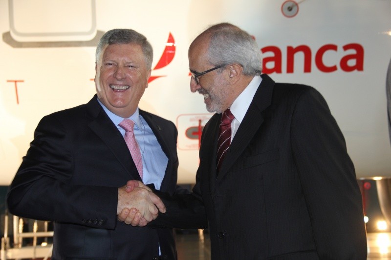 Mark Schwab, CEO da Star Alliance, e Jos Efromovich presidente da Avianca Brasil selam a parceria