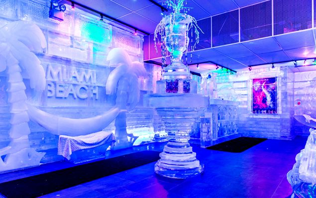 Miami ganhou um bar feito com 45 mil quilos de gelo; na entrada, que custa a partir de US$ 17 (R$ 66), o visitante recebe casacos e luvas (sobefireice.com)