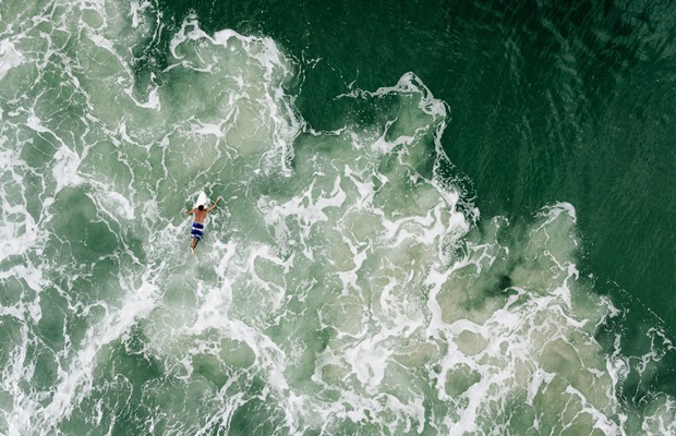 Foto aérea de um surfista na Praia Mole, em Florianópolis (Foto: Chris Schmid/National Geographic Traveler Photo Contest)
