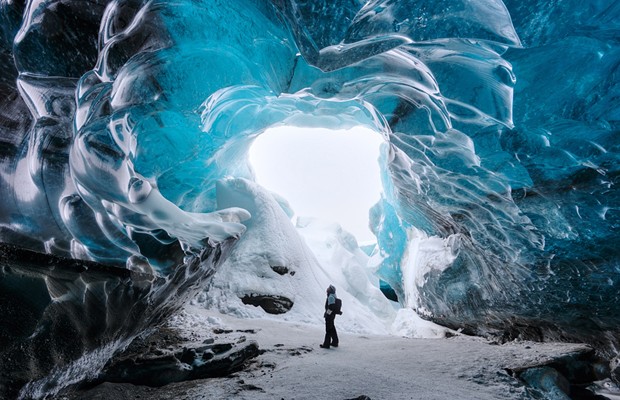 Shane Wheel inscreveu esta foto, feita em uma caverna de gelo na geleira de Vathnajokull, na Islândia (Foto: Shane Whell/National Geographic Traveler Photo Contest )