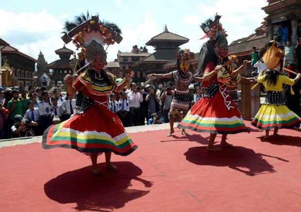 Nepaleses participam de dança tradicional na reinauguração da Durbar Square, famosa praça cheia de monumentos turísticos que foi danificada pelo terremoto (Foto: STR/AFP)