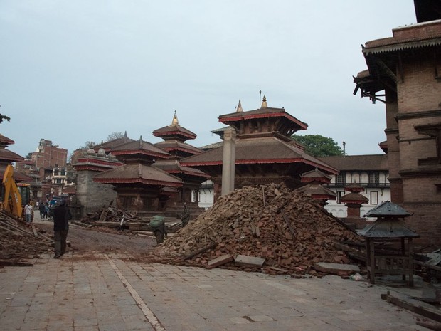 Depois: Templos onde antes ousavam pássaros foram atingidos por terremoto na Durbar Square (Foto: Nádia Otake/ Grassroots News International)