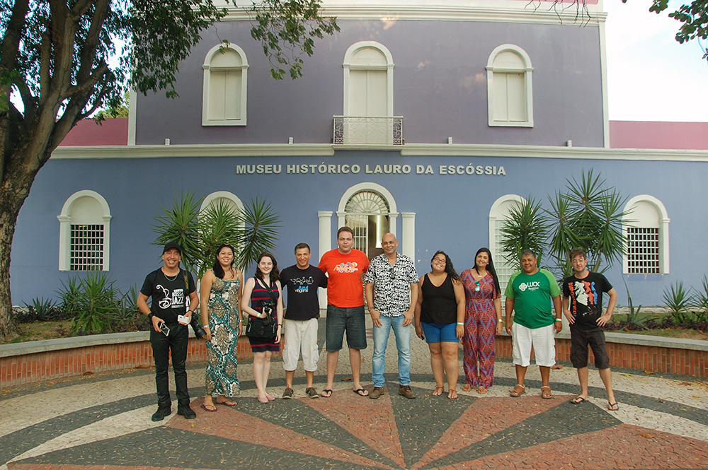Oberei Penha (ao centro) junto aos participantes do Fampress organizado pela Emprotur