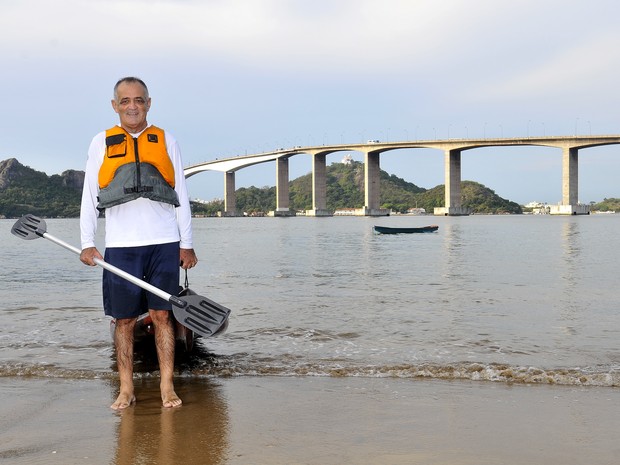 Secretário estadual do ES cruza a baía de caiaque para trabalhar, espírito santo (Foto: Marcelo Prest/A Gazeta)