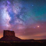 Apesar de ter sido tirada durante um eclipse lunar de 2015, a foto no registra a Lua, mas sim o cu escuro sob o Monument Valley, nos EUA.