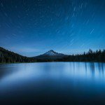 Polaris over Mount Hood de Garrett SuhrieA Estrela do Norte, Polaris, aparece alinhada com o Mount Hood, no Oregon (EUA), e o lago Trillium. O fotgrafo usou exposio de 20 minutos para criar rastros de estrelas mapeando a rotao da Terra
