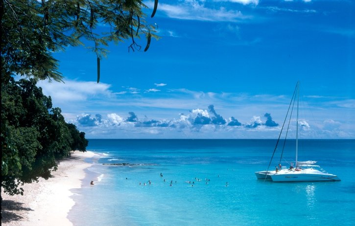 A ilha caribenha de Barbados é um dos destinos que a babá contratada passará a frequentar 