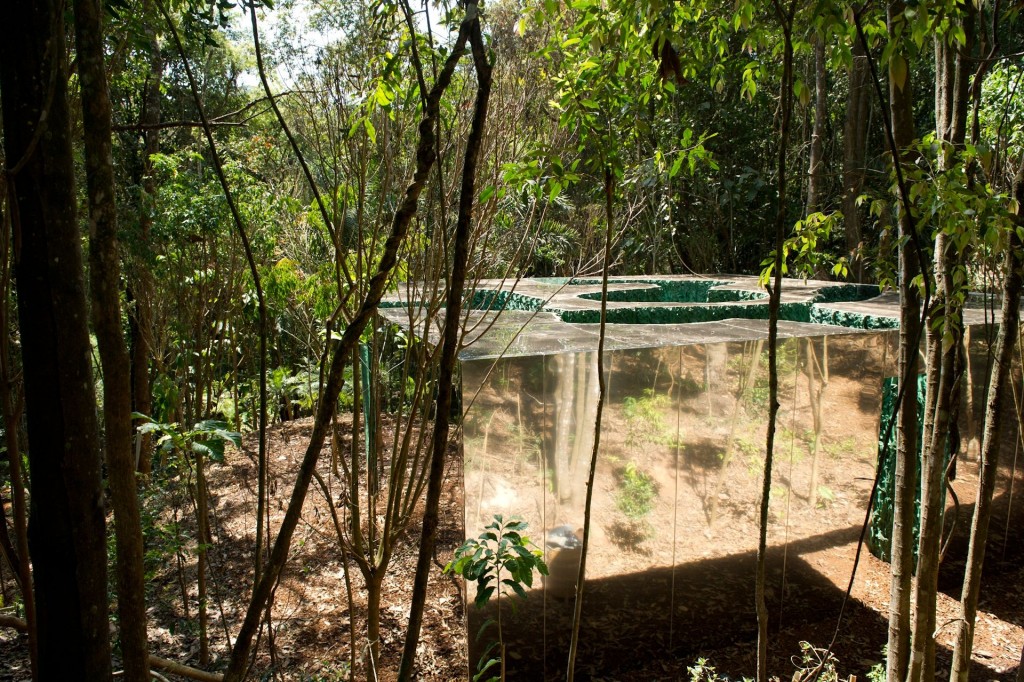 Instalao da artista espanhola Cristina Iglesias construda na clareira de um bosque no museu do Parque Inhotim, em Brumadinho (MG) 