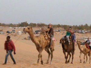 Passeios de camelo fazem parte de atividades no festival do Sahel (Foto: Reprodução/G1)
