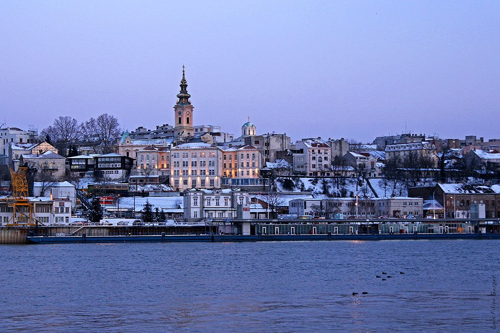 Vista do centro histrico de Belgrado com o rio Sava em primeiro plano