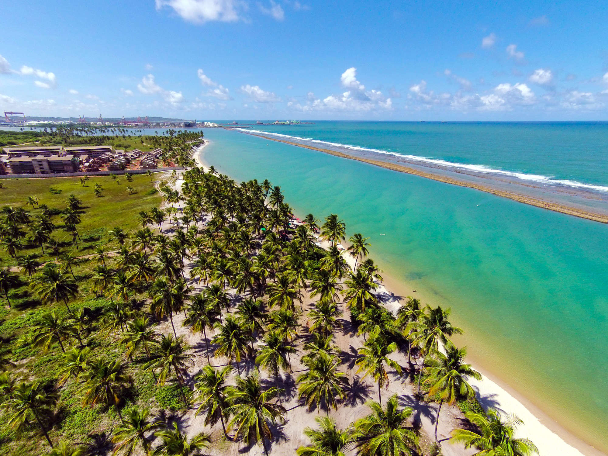 PRAIA DE MURO ALTO (PE): Localizada em Ipojuca, municpio da Regio Metropolitana de Recife, essa praia  conhecida por suas guas calmas, ideais para a prtica de esportes nuticos (foto: WIkimedia Commons)