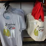 Bolsas, camisas e outros artigos fazem parte da loja do Jimmy Fallon