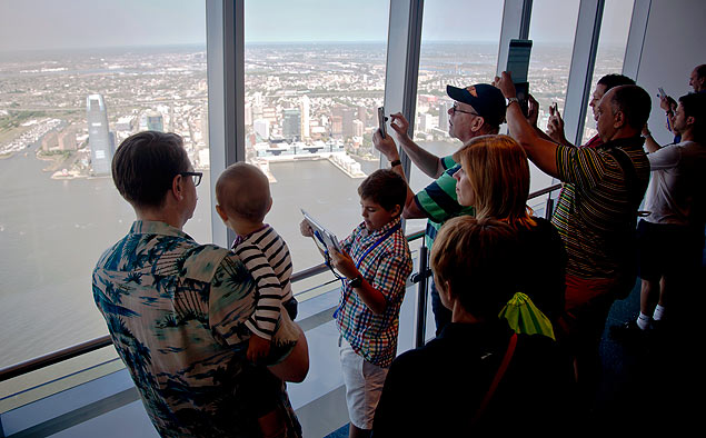 Visitantes no observatrio do novo World Trade Center, inaugurado em 29/5