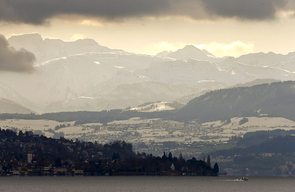 Barco sobre as guas do lago Zurich, na regio dos Alpes suos