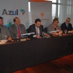 Marcelo Bento e Carlos Eduardo Pellegrino, diretores da Azul, com Liliam Kechichin, ministra do Turismo e Esportes do Uruguai e o vice-ministro Benjamin Liberoff
