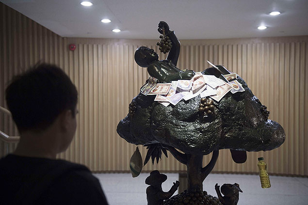 Visitante observa escultura no museu da Corrupo, na Tailndia