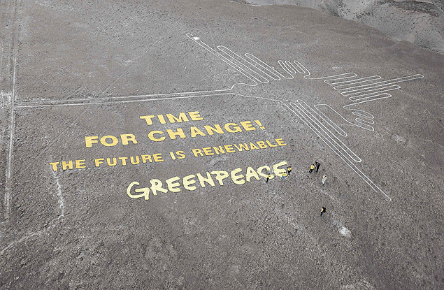 Ativistas do Greenpeace escrevem mensagem sobre mudanas climticas ao lado das milenares linhas de Nazca