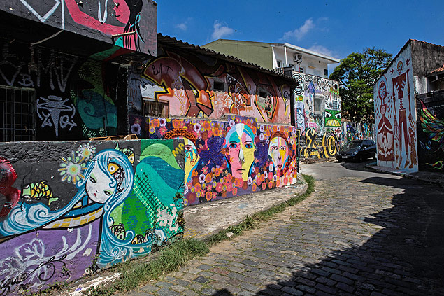O Beco do Batman, na Vila Madalena,  repleto de desenhos grafitados