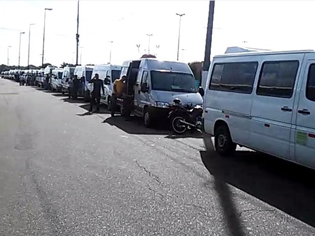 Cerca de 150 veículos, entre vans, ônibus e microônibus participam do protesto, segundo a organização (Foto: Reprodução/ Whatsapp)