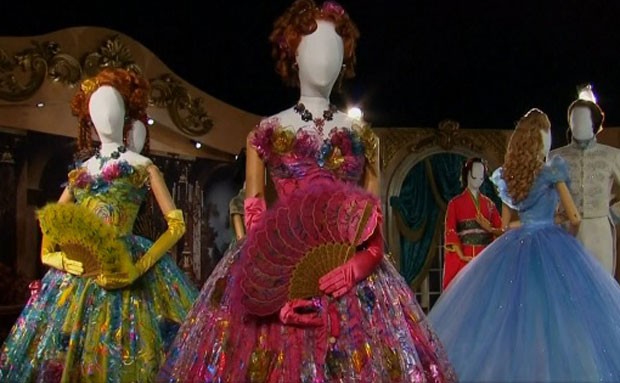 Figurinos do filme Cinderela, que estão expostos em mostra de Londres (Foto: Reprodução/G1)
