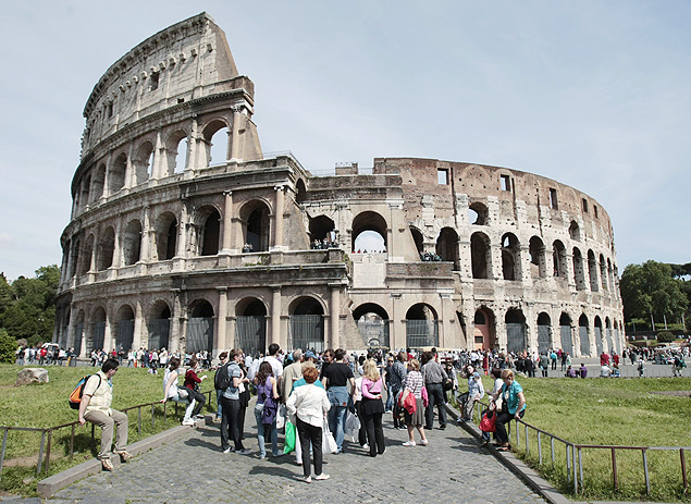 Turistas em frente ao Coliseu, em Roma 